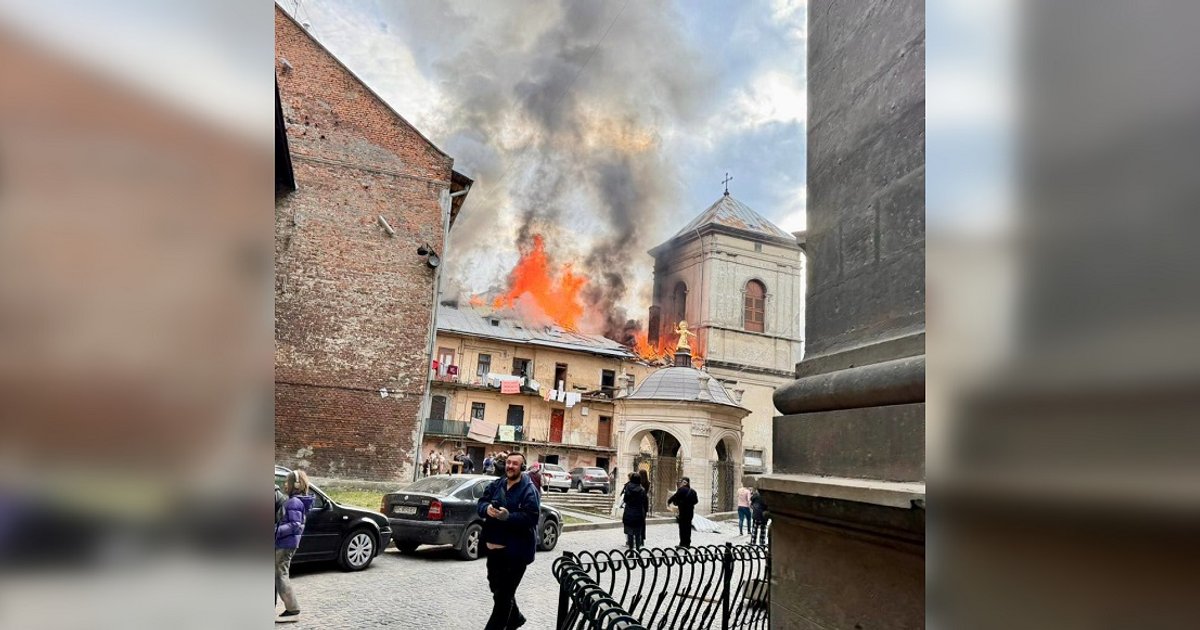 Російські військові здійснили напад на давній храм у Львові, завдавши значної шкоди цьому культурному об'єкту, який охороняється ЮНЕСКО. Ознайомтеся з відеоматеріалом, щоб дізнатися більше про наслідки цього актуа злочину.