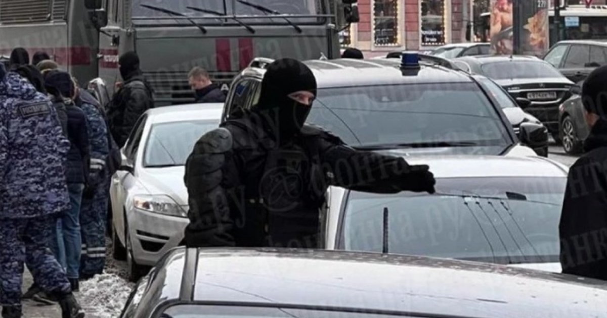 a man shot a riot police officer in the center of St. Petersburg from a sawn-off shotgun (video)