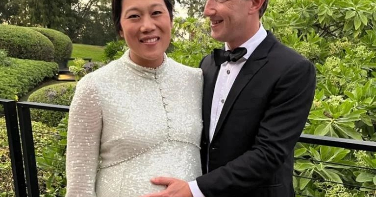 Mark Zuckerberg shares first photo of his pregnant wife