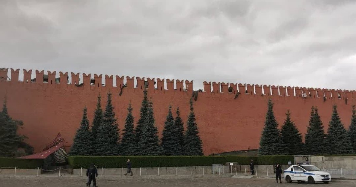 In Moscow, a strong wind demolished part of the Kremlin wall (video)