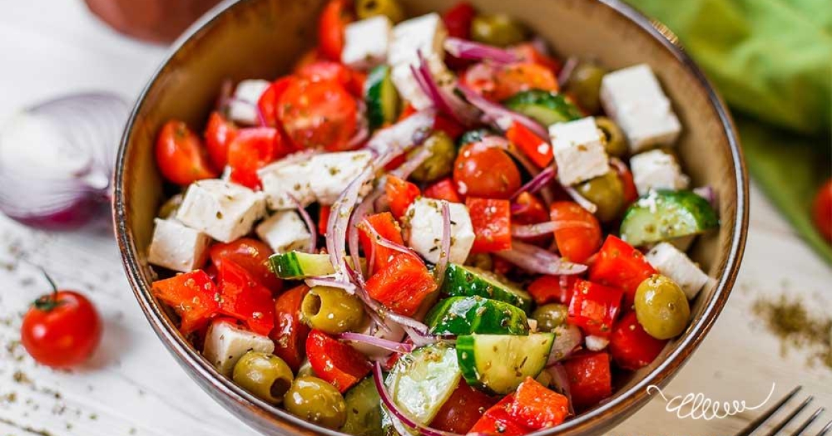 Классический греческий салат с сухариками