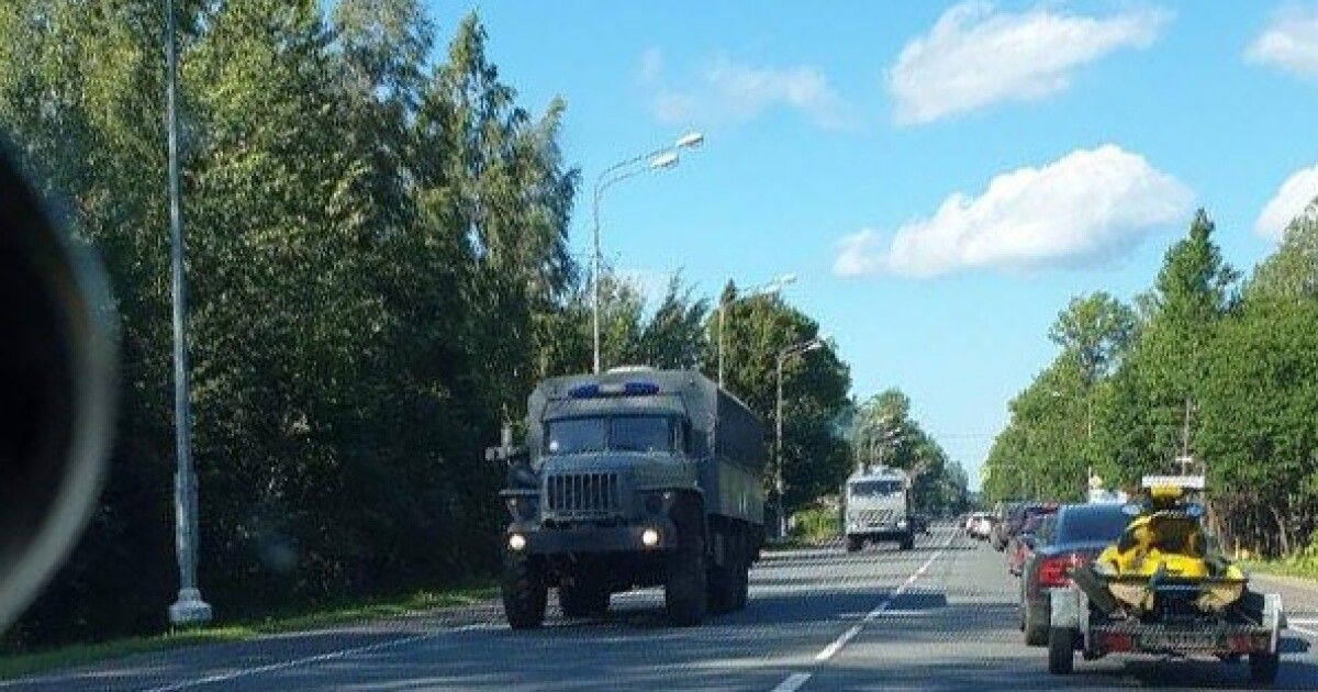 Белоруссия ехать. Колонна военной техники в сторону Белоруссии. Колонна автозаков. Военная техника едет к Беларуси. Военная колонна Псков.