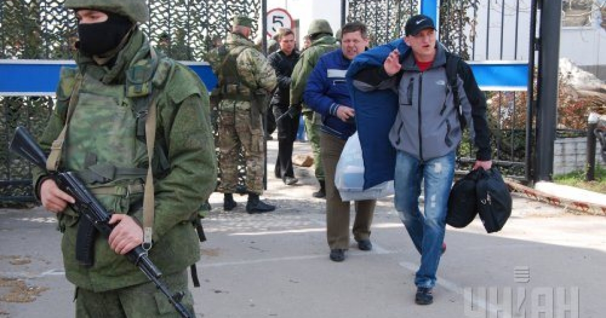 Половина военных. Украинские военные Крым 2014. Украинские военные в Крыму 2014 год. Украинские солдаты в Крыму. Украинские военные покидают Крым.