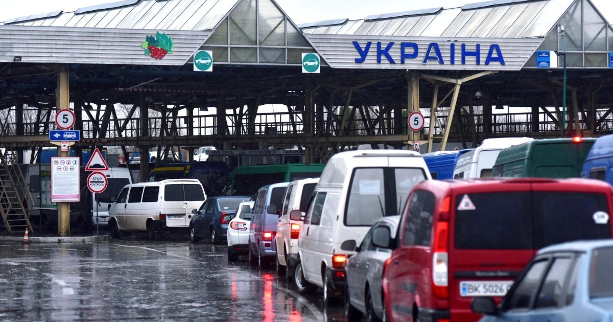 Премьер-министр Украины поручил Министерству инфраструктуры ускорить запуск услуги "электронная очередь" на границе