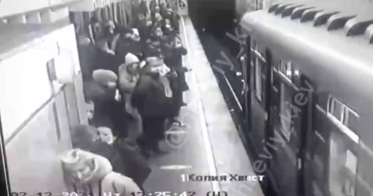 At the Kiev metro station “Palace of Ukraine”, a girl threw herself under a train (video)