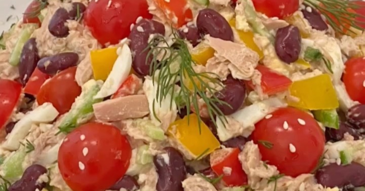 Рецепт: Салат с тунцом и помидорами - за 5 минут