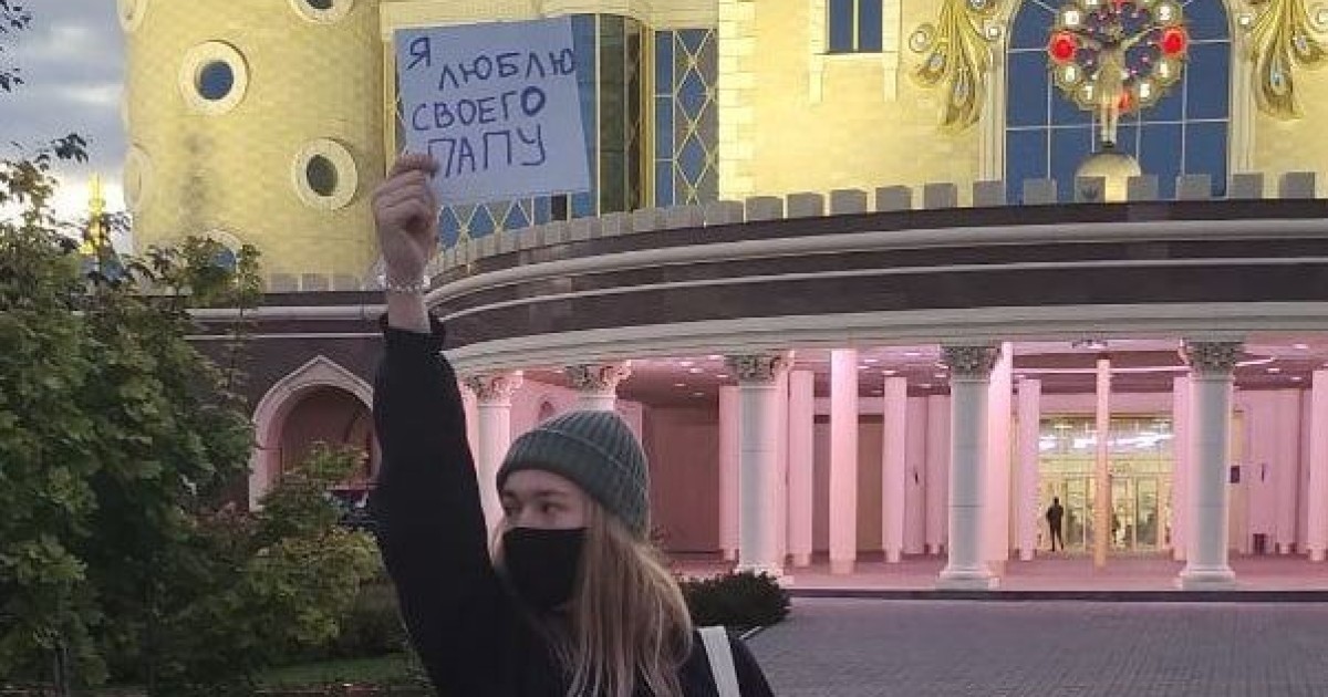 В россии девушку осудили по статье "дискредитация армии" за плакат с надписью "Мир"