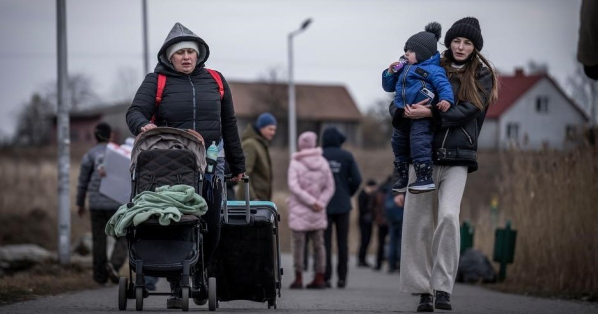 Приватбанк начал выплачивать украинским семьям помощь от Красного Креста: кто получит