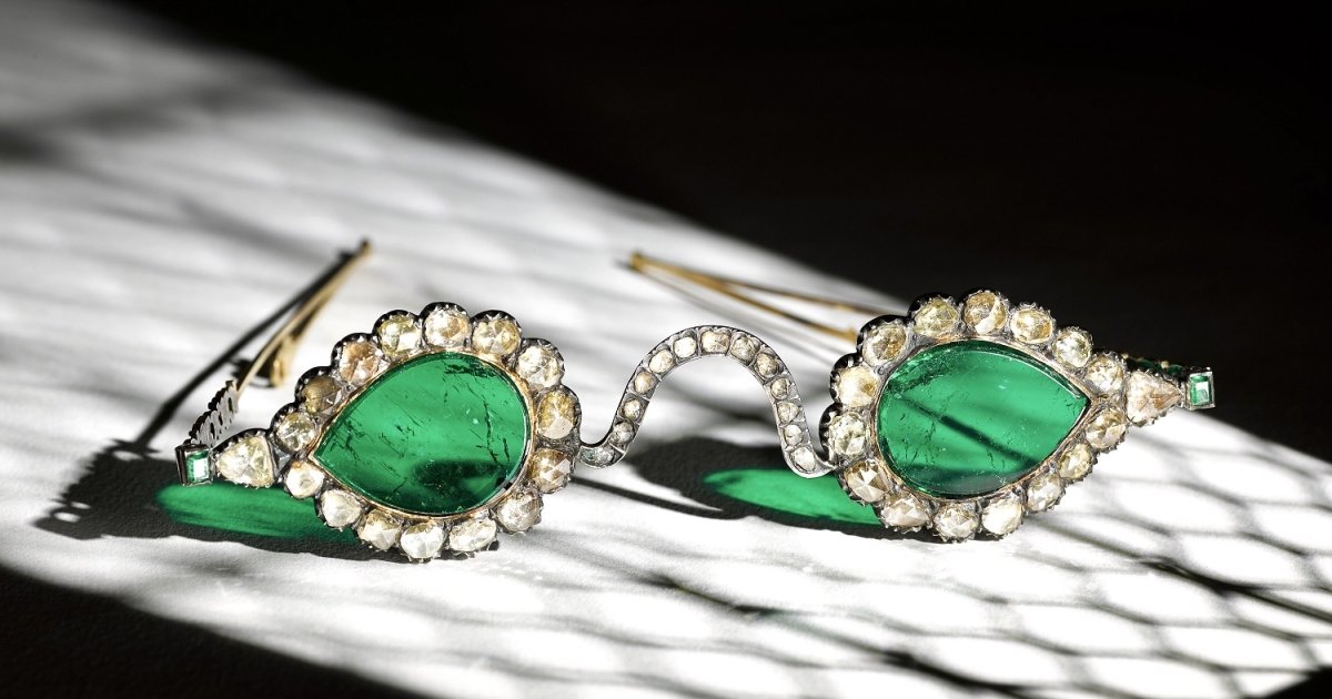 На аукционе продадут изумрудные очки XVII века, помогающие «увидеть рай»