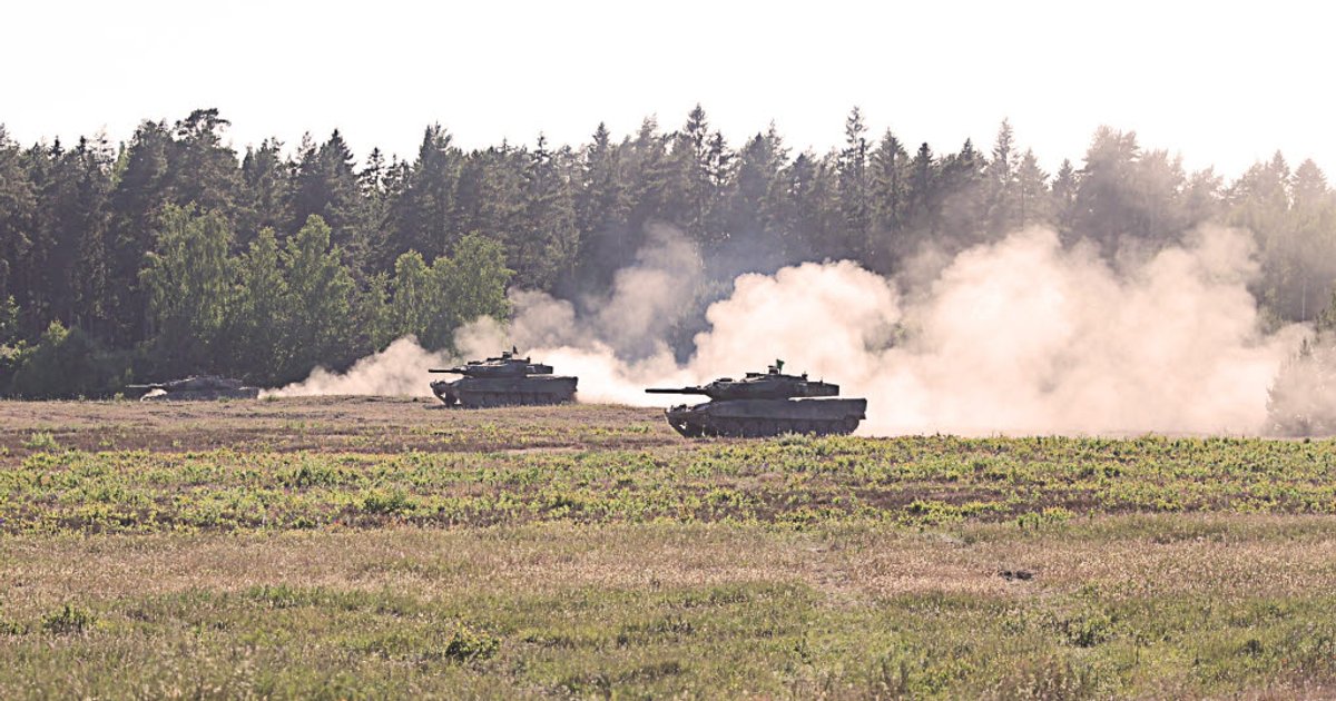 Швеція доставила в Україну 10 танків Strv 122 — варіант Leopard 2 ...