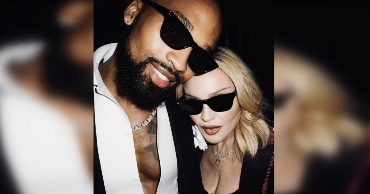 Кең жамбас және тар белі бар азиялық әйелдер