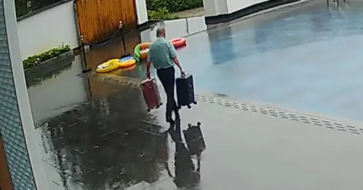 Видео дня: работник отеля в Китае утопил багаж и сам упал в бассейн — видео