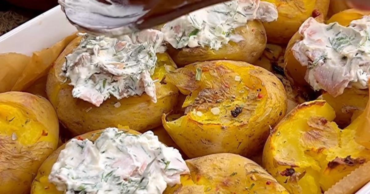 Сочные печеные половинки картофеля с начинкой