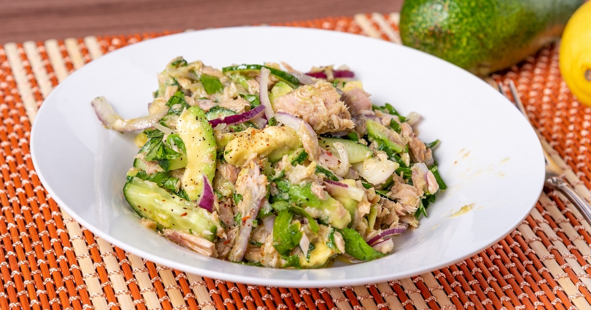 Розкішний і простий рецепт: салат з тунця і авокадо
