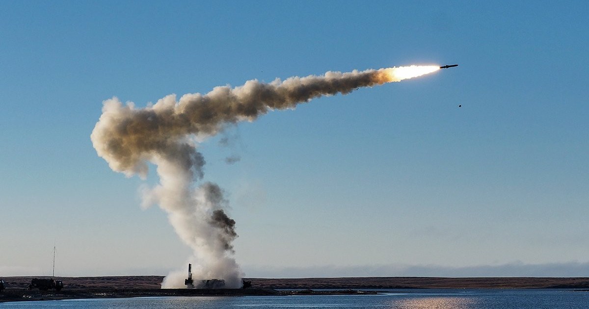 Россия атаковала ракетами Днепр - два прилета. В Запорожье и Одессе работает ПВО