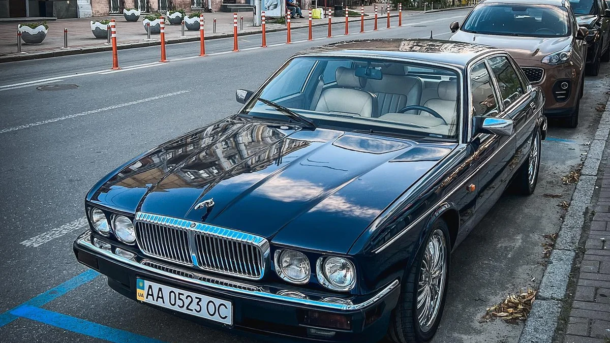 Раритетный седан Jaguar XJ6 заметили на улицах Киева