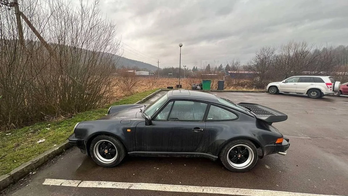 В Україні серед зими помітили знаменитий суперкар Porsche 80-х (фото)