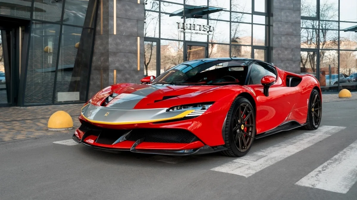 Ferrari SF90 Stradale за 800 000 долларов выставили на продажу в Киеве