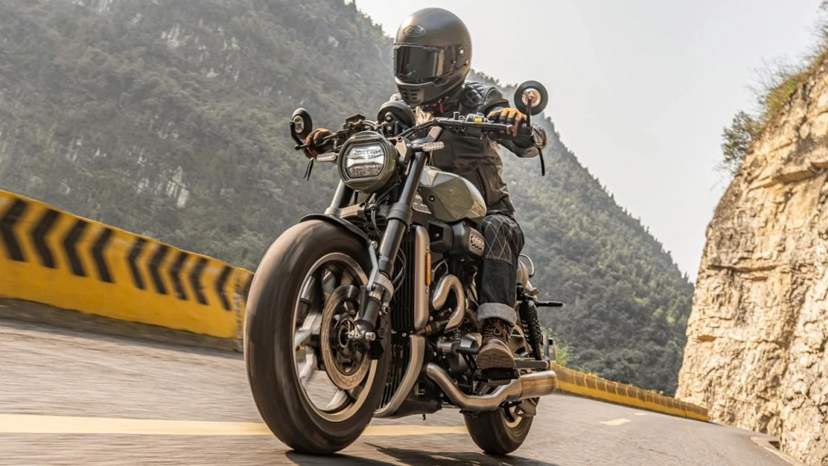 Мотоцикл Hyosung в стиле Harley Davidson оценили в $4600 — фото