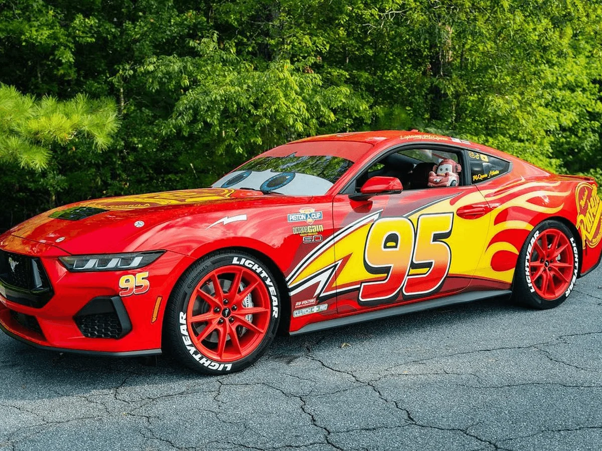 Ford Mustang GT превратили в Молнию МакКуина из мультфильма Тачки