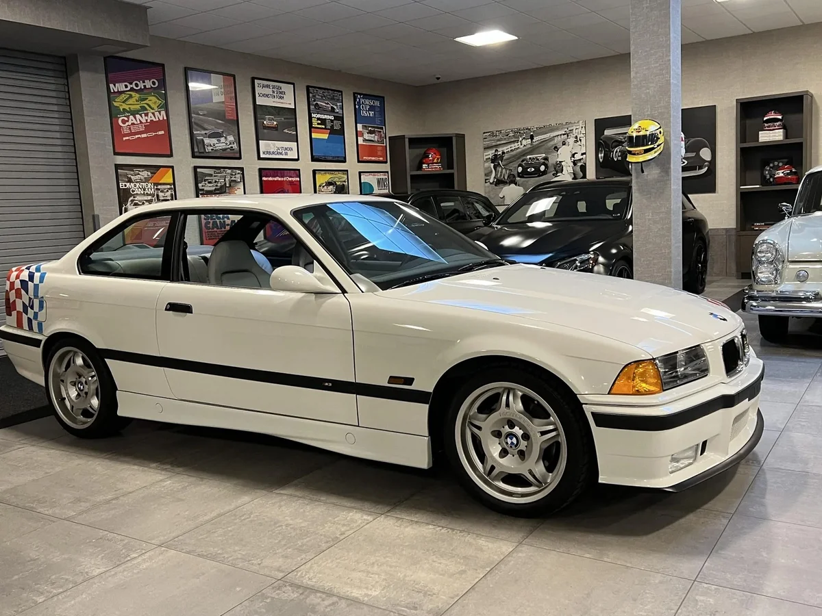 Капсула времени BMW M3 E36 ушла с молотка за $90 000