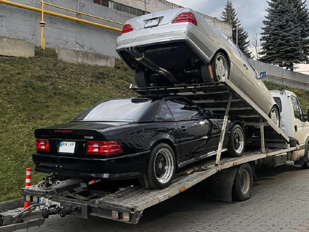 Очень редкие спорткары Mercedes-Benz заметили на автовозе во Львове