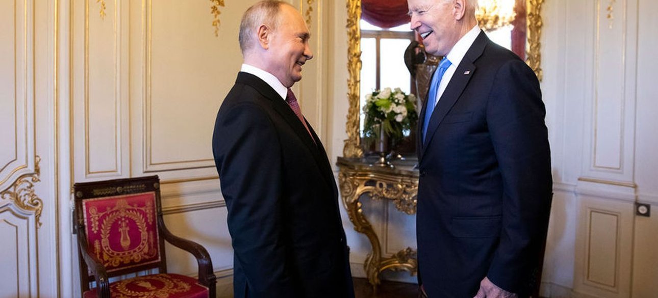 Путин и Байден смеются