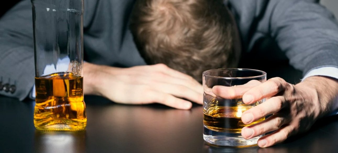 Пияцтво Алкоголік із порцією віскі