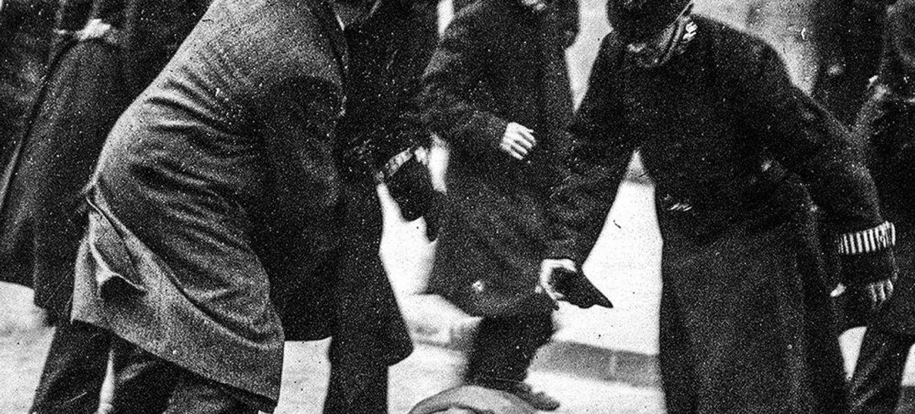 Первая женщина, которая пыталась взять участие в выборах. При попытке войти на избирательный участок, ее вытолкали и бросили на землю. Великобритания, 1872 год