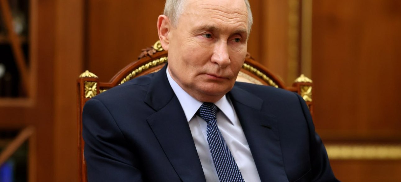 Путін Сумний і задумливий Путін у кріслі