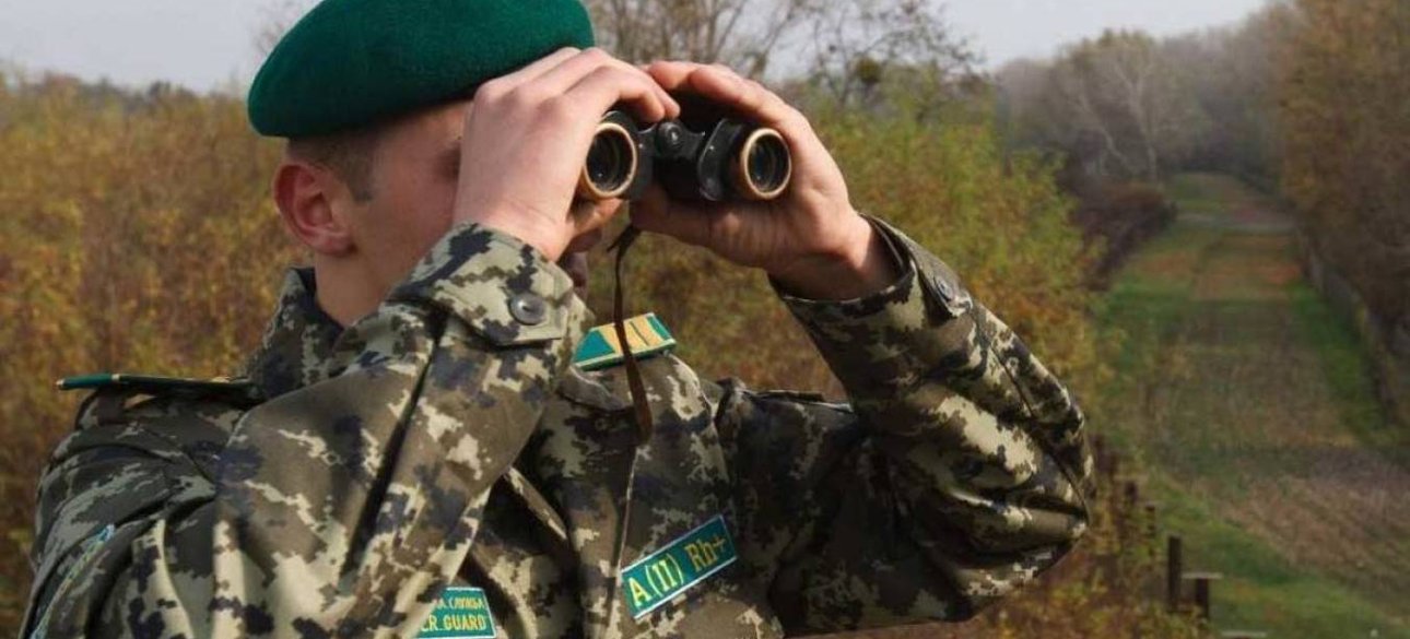 Український прикордонник дивиться в бінокль