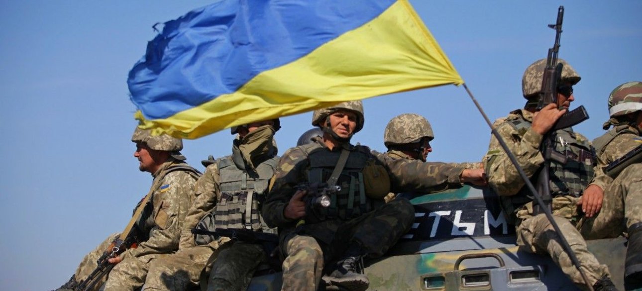 Бойцы ВСУ с флагом