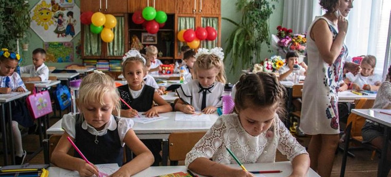 Дівчинка в школі