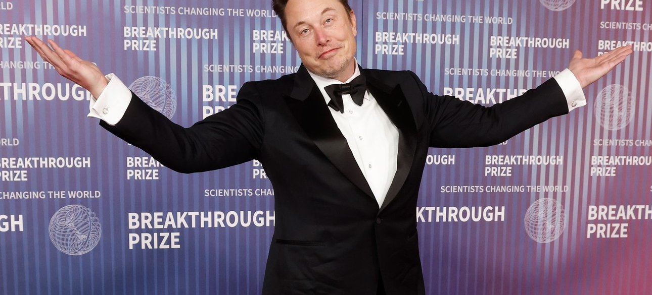 Ілон Маск у парадному костюмі