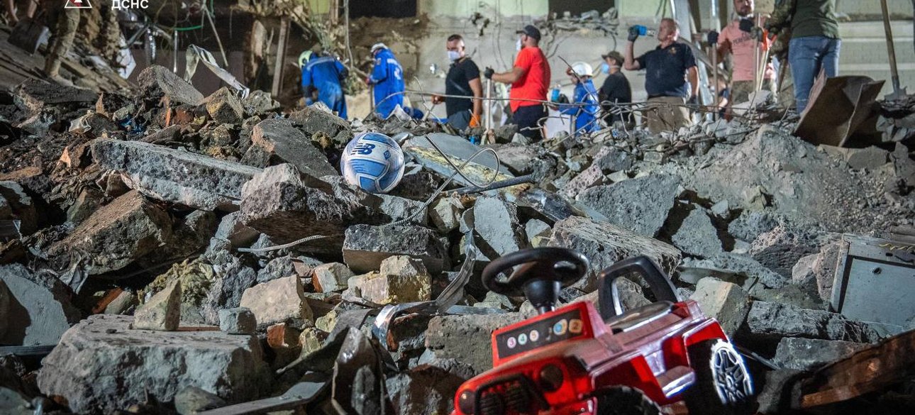 На завалах після одного з обстрілів у Києві