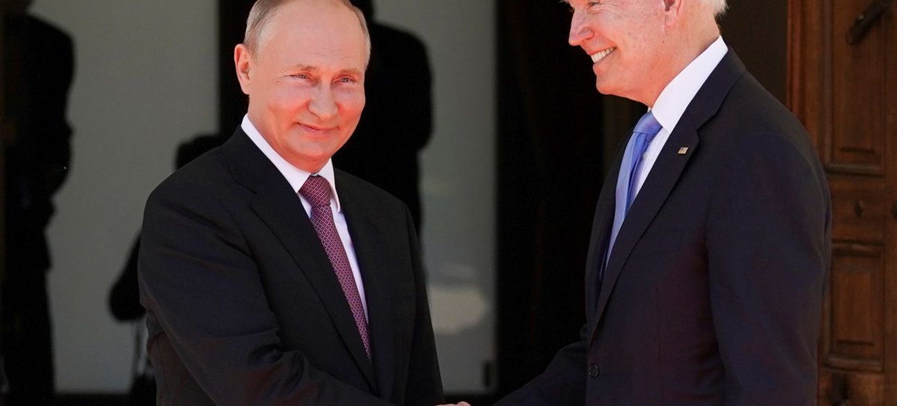 Президенты РФ и США Владимир Путин и Джозеф Байден