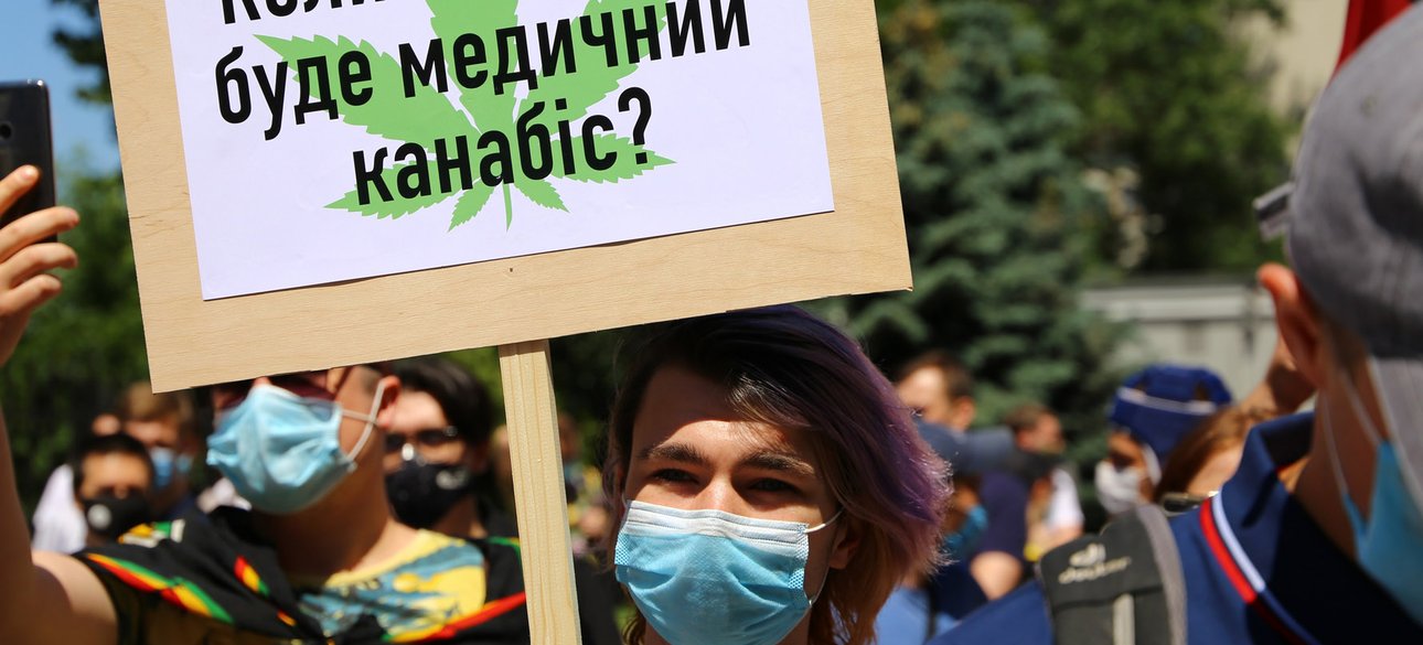 Активіст з плакатом за легалізацію марихуани