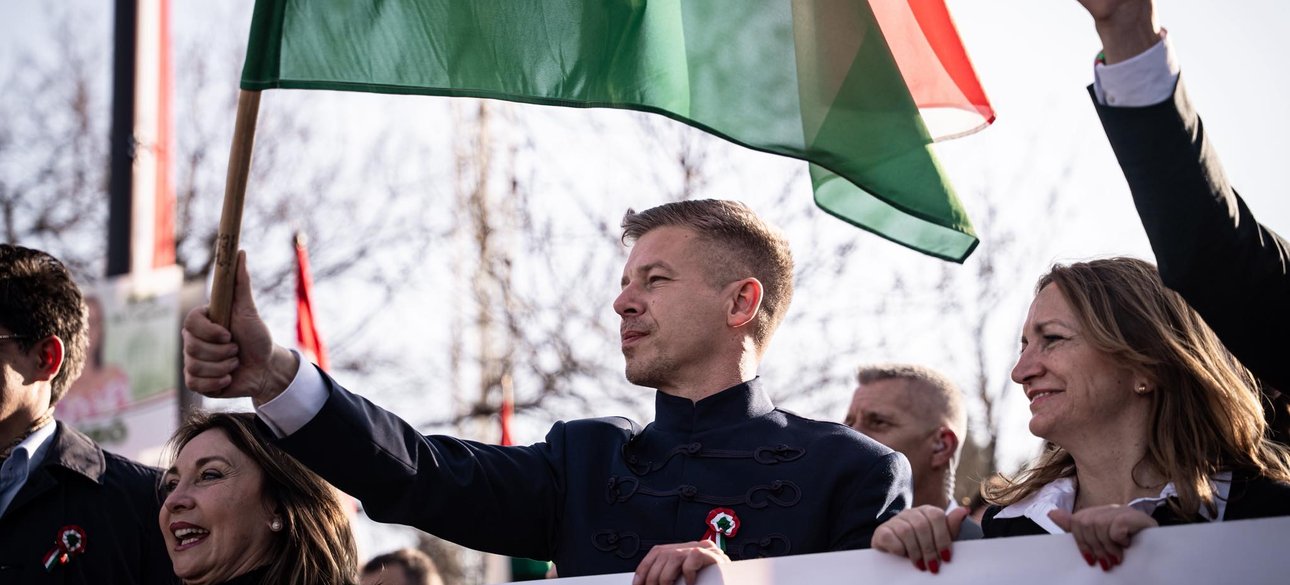 Петер Мадяр із прапором Угорщини на мітингу