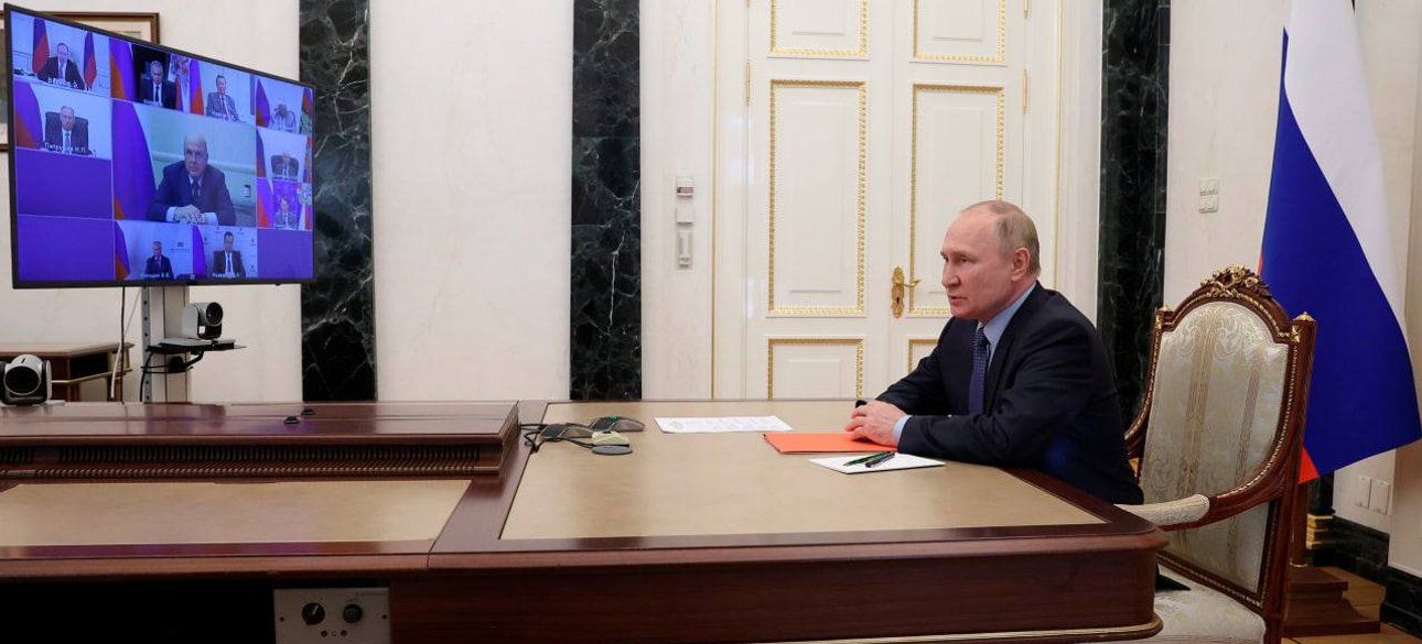 Путін Путін у своєму кремлівському кабінеті