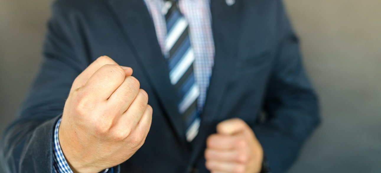 кулак, угроза