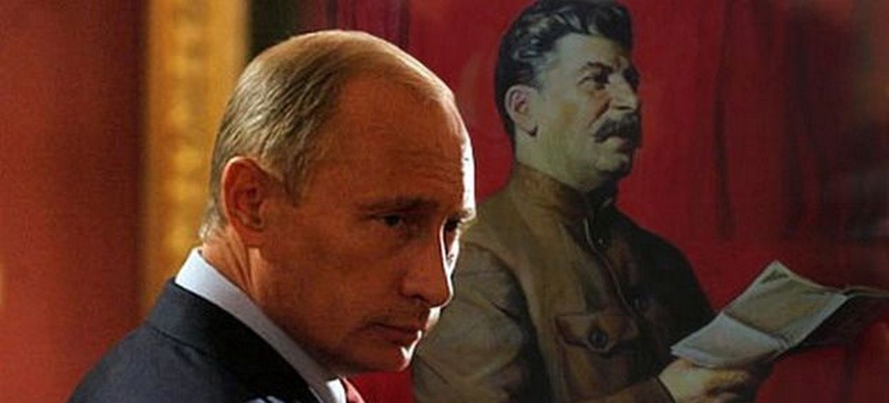 Влдимир Путин на фоне портрет Иосифа Сталина авторства Исаака Бродского