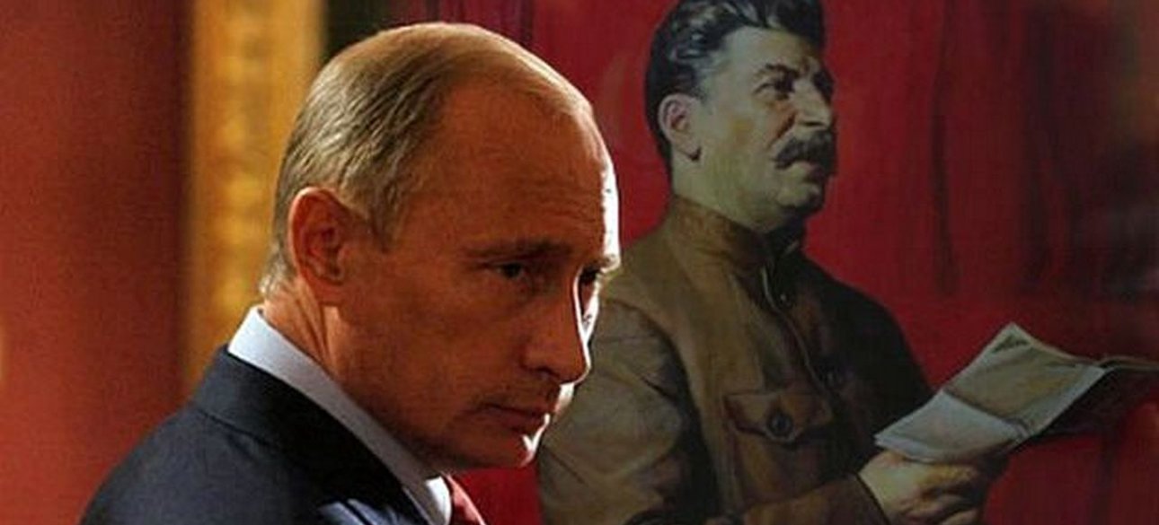 Путін Сталін Путін на тлі портрета Сталіна