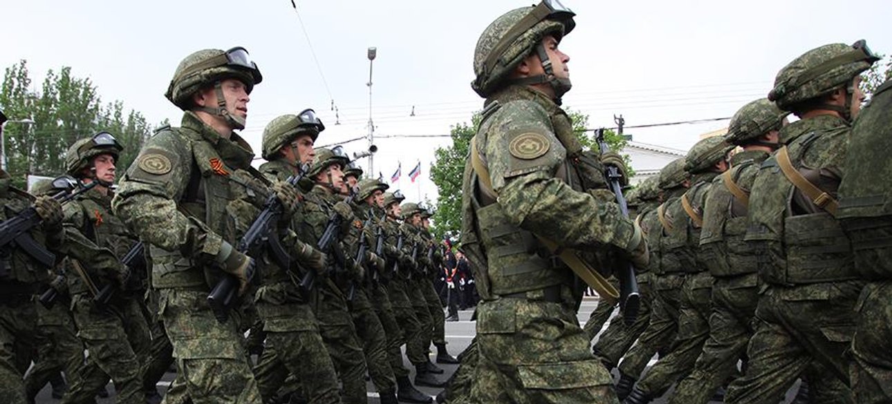 Парад місцевих солдатів у Донецьку