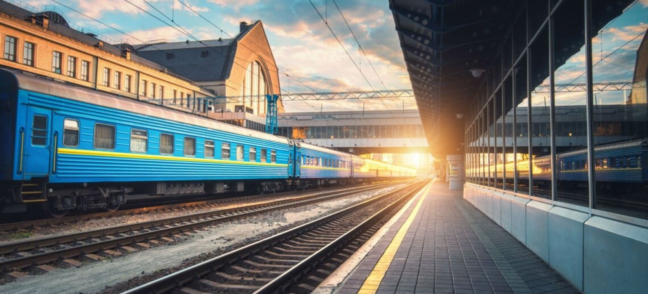 Потяг "Укрзалізницi" на вокзалi