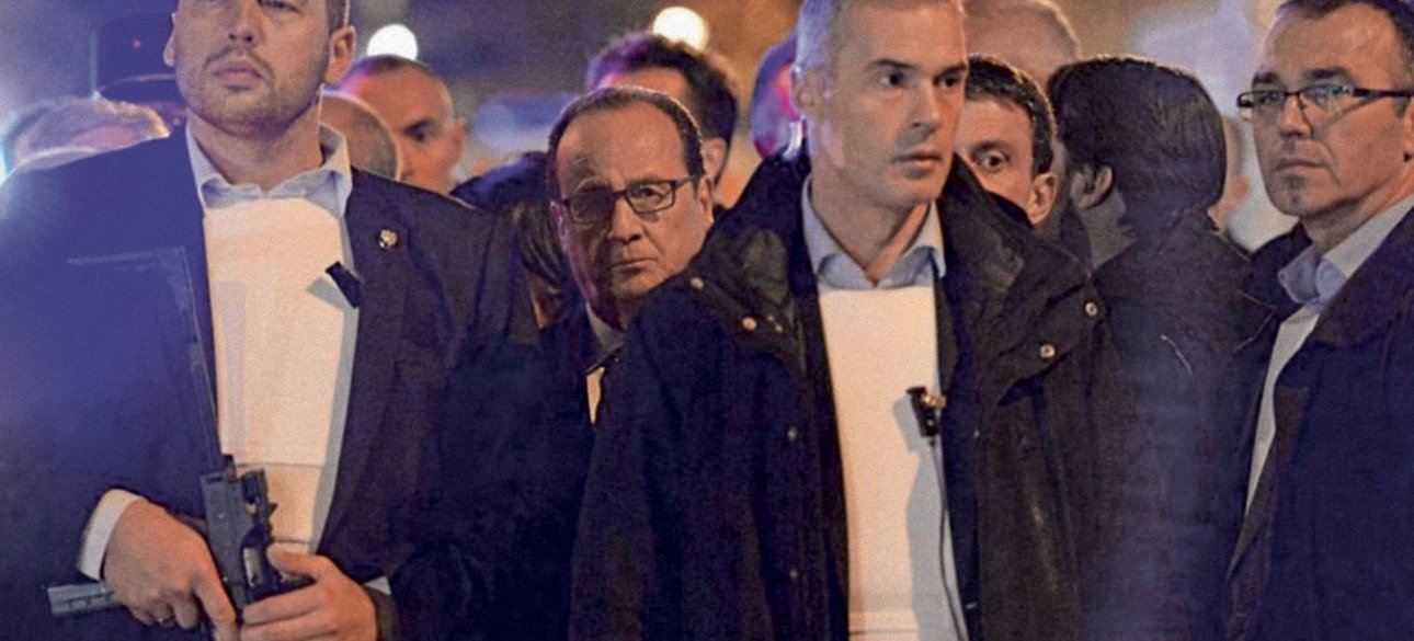 Франсуа Олланд за спинами охранников на месте трагедии / Фото: Getty Images