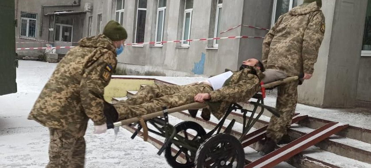 раненые военные, всу, госпиталь, очередь травматолог, костыли