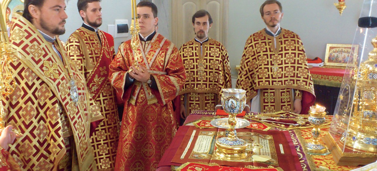 Священники Спасо-Преображенского собора во главе с митрополитом Александром Драбинко (крайний слева)