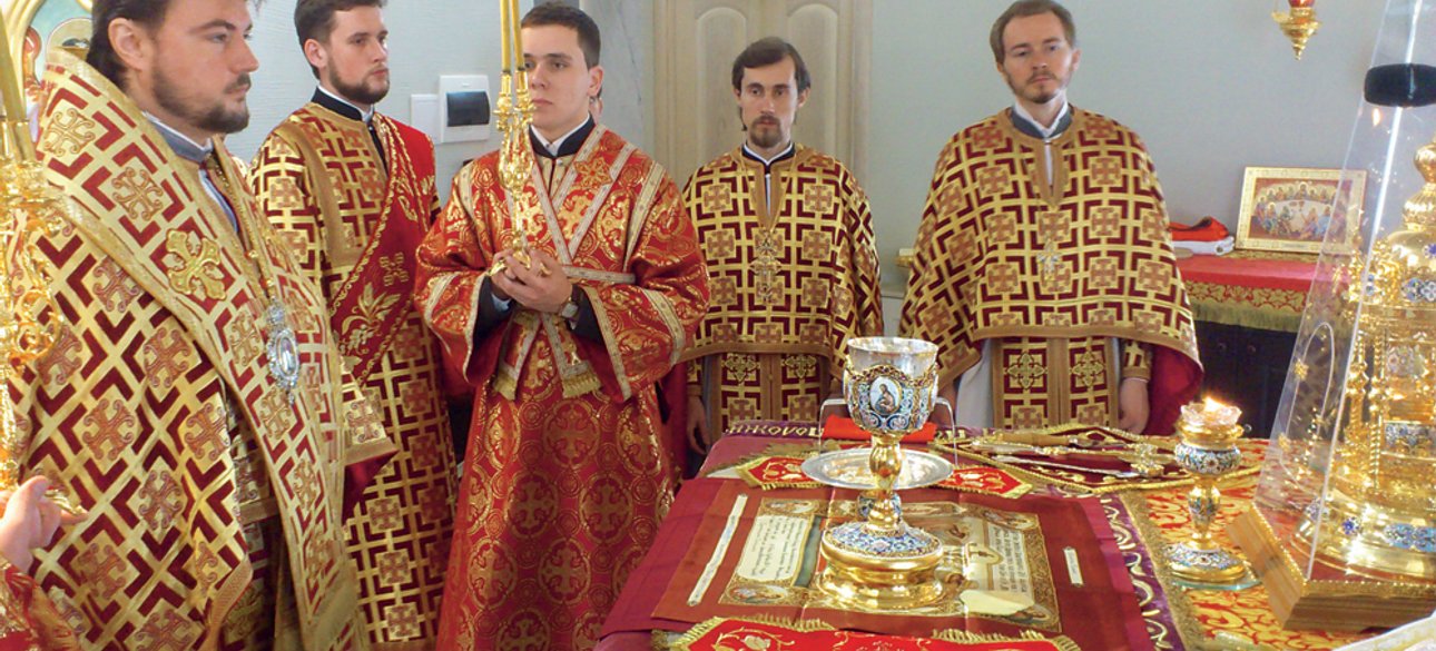Священники Спасо-Преображенского собора во главе с митрополитом Александром Драбинко (крайний слева)