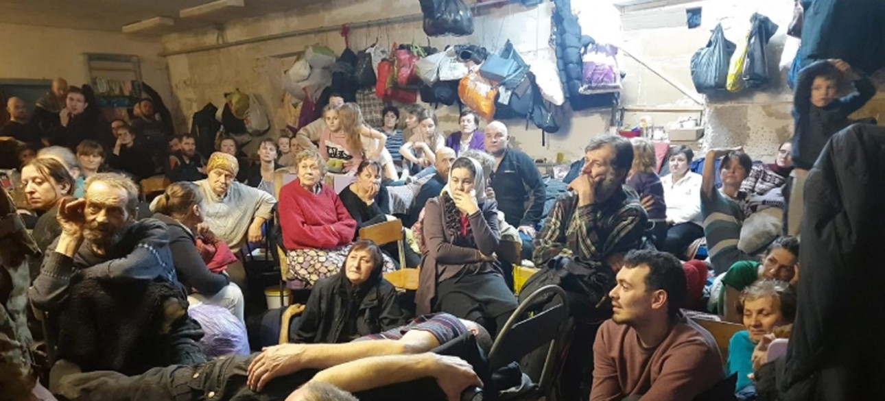 Убежище-подвал Люди в убежище, оборудованном в подвале