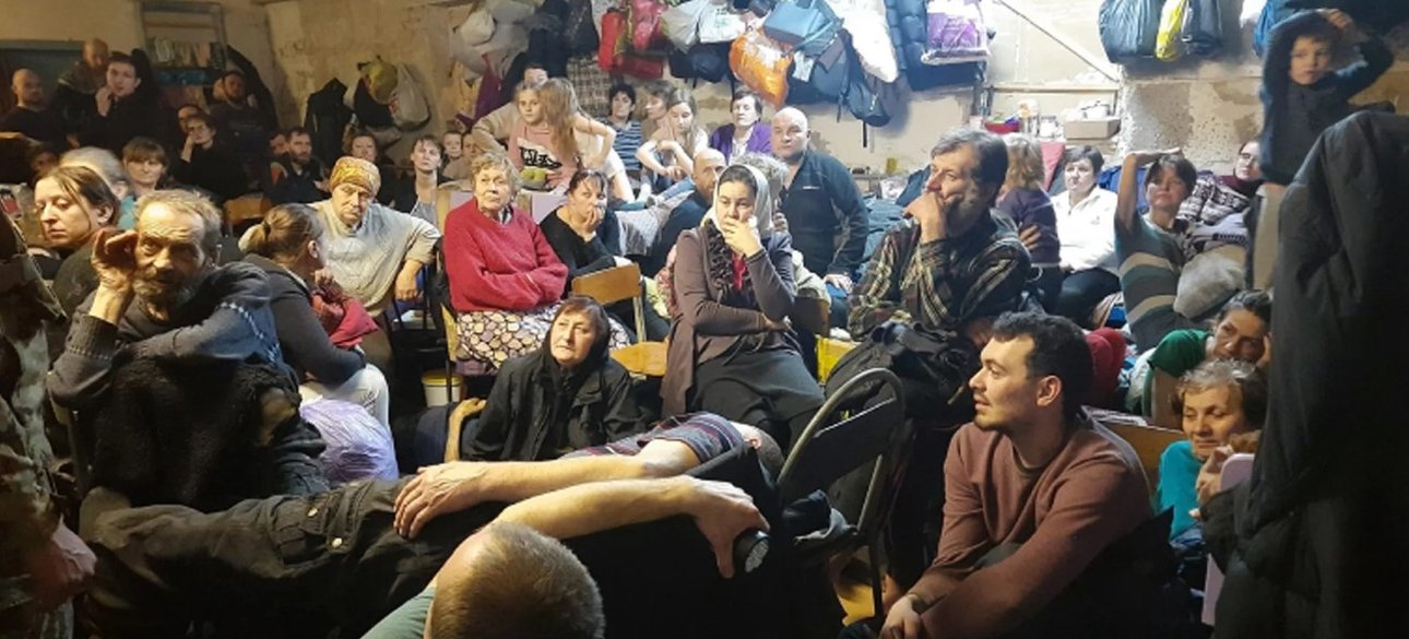 Люди в убежище, оборудованном в подвале